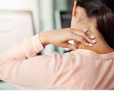 Mẹo giảm đau cứng cổ cho dân văn phòng
