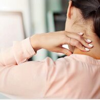 Mẹo giảm đau cứng cổ cho dân văn phòng